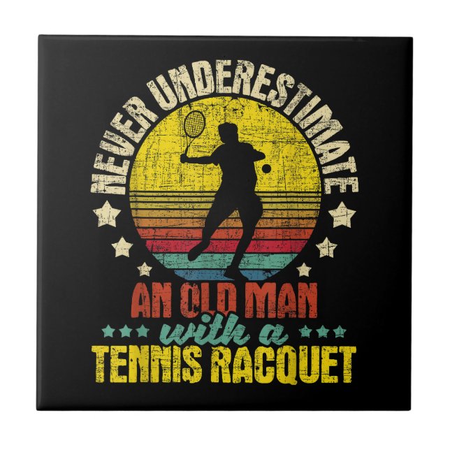 Azulejo Nunca Subestimes A Un Viejo Hombre - Tennis Racket (Frente)