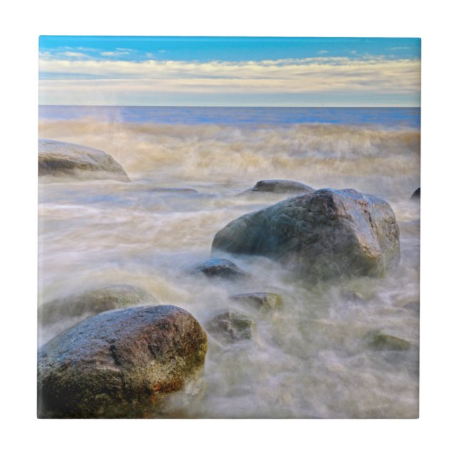 Azulejo Olas chocando contra rocas de la costa (Frente)