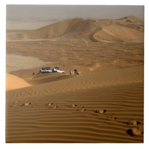 Azulejo Omán, desierto de Rub Al Khali, conduciendo sobre 