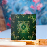 Azulejo Ornamentos Celta De Damasco De Color Verde Esmeral<br><div class="desc">Elegante diseño de baldosas decorativas con adornos celtas adamascados amarillos sobre un fondo verde esmeralda.</div>