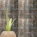 Azulejo Ornato de Damasco Marrón de Réplica de madera con<br><div class="desc">Experimente el encanto de la madera angustiada en forma de una atractiva obra maestra de cerámica. Esta baldosa combina con gusto el encanto rústico de la madera templada con la elegancia intrincada de un patrón damasco marrón,  creando un diseño verdaderamente único e impresionante.</div>