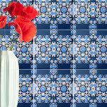 Azulejo Ornato Geométrico Simétrico Azul Y Blanco<br><div class="desc">Bonito y elegante diseño de baldosas decorativas con un patrón geométrico simétrico compuesto de adornos azules y blancos.</div>