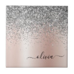 Azulejo Oro Rosa - Monograma Purpurina Rubor rosado platea<br><div class="desc">Oro Rosa - Purpurina de espuma metálica de Relieve metalizado Rubor rosa y plateado con un nombre de monograma Metalizado y azulejos cerámicos iniciales. Esto hace que el dulce perfecto cumpleaños 16, boda, ducha de novia, aniversario, ducha de bebé o fiesta de soltera sea regalo para alguien que ama el...</div>