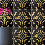 Azulejo Oro y Geometría Negra Étnica Oriental Arabesca<br><div class="desc">Elegante diseño de cerámica con un patrón impecable de formas geométricas en finos tonos dorados sobre un fondo negro.</div>