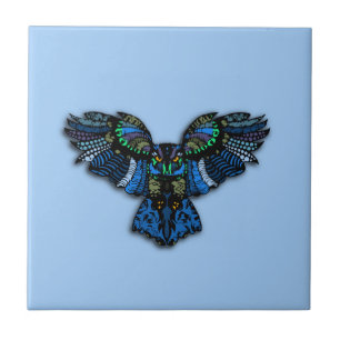 Azulejo Owl esparce alas en el cielo azul