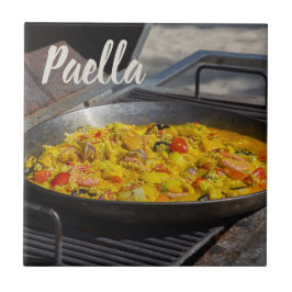 Azulejo Paella se prepara en un regalo a la parrilla para 