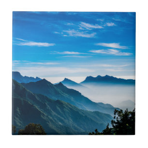 Azulejo Paisaje húmedo de las montañas de la mañana