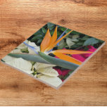 Azulejo Pájaro tropical de la planta de paraísos y de las<br><div class="desc">Relájese en su casa con esta cerámica de bonito con una foto de la planta tropical de pájaro del paraíso y de las Poinsettias. ¡Un bonito diseño floral! Seleccione su tamaño de mosaico. ¡Hace un gran trivet de cocina!</div>