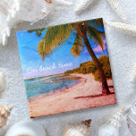 Azulejo Palm Tree Hawaii Vintage Photo On Beach Time Type<br><div class="desc">"A la hora de la playa". Relájese en los recuerdos de días de playa perezosos y tropicales siempre que utilice este estilo funky, retro, vintage de las vacaciones de Hawái, baldosas de cerámica anglosajona de una solitaria palmera en una playa de arena y media luna, con cielos azul turquesa y...</div>
