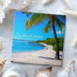 Azulejo Palm Tree Tropical De Hawaii Foto En Tiempo De Pla<br><div class="desc">"A la hora de la playa". Relájese en los recuerdos de días de playa perezosos y tropicales siempre que utilice esta inspiradora baldosa de cerámica de Hawái de una solitaria palmera en una playa de arena y media luna, con cielo azul turquesa y agua cristalinas. 2 tamaños para elegir: 4,...</div>