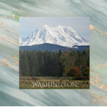 Azulejo Panorama escénico del Monte Rainier en Washington<br><div class="desc">Baldosa cerámica con una pintoresca foto paisajística del Monte Rainier cubierto de nieve y un valle verde en el estado de Washington,  al noroeste del Pacífico. Seleccione su tamaño de mosaico. ¡Hace un gran trivet de cocina y un recuerdo de viaje!</div>