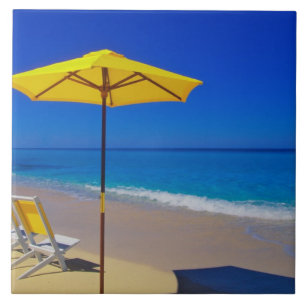 Azulejo Paraguas de playa amarillo y sillas en prístino