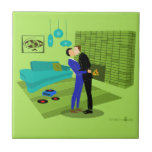 Azulejo Pareja gay retro enamorada<br><div class="desc">Esta Pareja Retro Gay en   Tiledesign es la mezcla perfecta de pasión y kitsch. El diseño de arte minimalista, al estilo de los años 60, cuenta con una atractiva pareja gay besándose en medio de una casa con cápsulas de tiempo impecablemente decorada. La chimenea de ladrillo verde limón crea...</div>