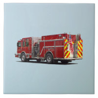 Parte trasera del camión de bomberos con bandera e