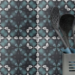 Azulejo Patrón abstracto de color negro gris azul Kaleidos<br><div class="desc">Esta cerámica decorativa es una hermosa obra de arte que le da un toque de elegancia a cualquier habitación. La baldosa presenta un patrón repetido de formas geométricas en tonos azules y grises, dispuestos de manera simétrica para crear un efecto caleidoscopio hipnotizante. El fondo negro resalta las formas azul y...</div>
