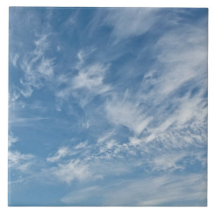 Azulejo Patrón azul de nubes blancas dispersas