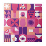 Azulejo Patrón Bauhaus de vino púrpura retro<br><div class="desc">Tile decorativo con un patrón retro rosado púrpura de vino Bauhaus,  con un patrón vintage de vino rosa,  púrpura y blanco. Perfectos regalos para los amantes del vino para cumpleaños,  celebraciones,  regalos de agradecimiento,  Día de la Madre,  Navidades y envoltura de regalos de vacaciones. Creado por Evco Holidays www.zazzle.com/store/evcoholidays</div>