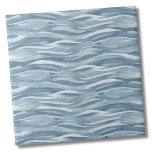 Azulejo Patrón de agua azul<br><div class="desc">Esta huella de agua azul acuática abstracta es ideal para una casa de playa, una casa de billar o en cualquier lugar en el que quieras crear un poco de ambiente náutico. Se pueden observar pinceladas acuáticas en diferentes tonos azules para dar un toque de sutileza al agua. Si quieres...</div>