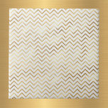 Azulejo Patrón de Chevron Glam Gold<br><div class="desc">Baldosas blancas con un patrón de chevron dorado.</div>