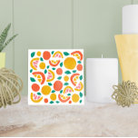 Azulejo Patrón de cítricos de pomelo naranja<br><div class="desc">Esta baldosa cerámica presenta un patrón de fruta colorido con rodajas de pomelo y naranja,  y pequeñas hojas verdes.</div>