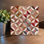 Azulejo Patrón de color elegante de corte de 4.25"<br><div class="desc">Este elegante embaldosado de cerámica presenta un bonito tejido repleto de patchwork vintage en tonos coloridos de rosa/coral y taupe. Acogedor encanto y originalidad para la cocina, el baño, el mostrador, el lavabo y otros espacios de baldosas. También hace un gran trivet. Un estilo rústico y antiguo con un toque...</div>