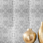 Azulejo Patrón De Damasco Elegante Ornate Y Gris Claro<br><div class="desc">El diseño de las baldosas es elegante y único,  con un diseño de damasco blanco sobre un fondo gris claro.</div>