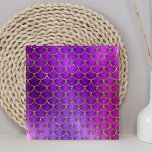 Azulejo Patrón de escalas de sirenas rosadas rosadas<br><div class="desc">El diseño de esta niñera presenta un patrón de eslabón de sirenas moradas y rosas en purpurina de oro falso.</div>