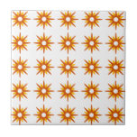 Azulejo Patrón de estreno de Naranja rojo moderno de media<br><div class="desc">Diseño de inspiración moderna de mediados de siglo, con un patrón vintage de estallidos retro de naranja rojo sobre un fondo blanco. Diseño sencillo y moderno. Crea tu propio patrón de personalizado cargando una nueva imagen, o usa el botón "mensaje" para contactar con el diseñador para obtener ayuda. Para crear...</div>