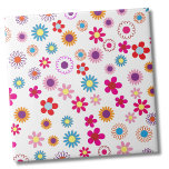 Azulejo Patrón de flores de margarita<br><div class="desc">Esta impresión floral vibrante parece un pequeño patrón de potencia floral de los años 70 o 90. Los colores son rosa, magenta y blanco, con tonos grises oscuros en el fondo. Pero puedes cambiar el color de fondo para darle una apariencia completamente diferente. Echa un vistazo a las fotos del...</div>