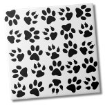 Azulejo Patrón de garra de perro de Mascota blanco negro l<br><div class="desc">Pequeña impresión superadorable y moderna con patas animales en blanco y negro, pero puedes cambiar el color de fondo. Perfecto para una tirita. Ideal para los amantes de las mascotas y los padres mascotas, o una oficina de veterinarios o un novio. ¡Muchas opciones! Si quieres usar esta baldosa como una...</div>