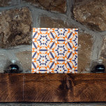 Azulejo Patrón de Hexageres geométricos de la crema azul n<br><div class="desc">Esta cerámica presenta un cautivador patrón geométrico compuesto por motivos en forma de estrella, rodeados por una serie de triángulos y otros polígonos, creando un efecto caleidoscópico. La paleta de colores es una sorprendente combinación de tonos naranjas suaves, azul marino profundo y blanco, que crean un contraste llamativo. Cada elemento...</div>
