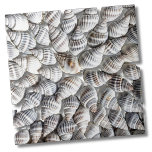 Azulejo Patrón de la cubierta marina costera<br><div class="desc">¡Hermosa baldosa hecha de una ráfaga de estrellas de pequeñas conchas! Perfecto para los amantes de la playa, de la temática náutica o de los veranos. Ya sea que quieras usar esta baldosa como una pequeña montaña o un trívet para tomar una copa o un plato... o que quieras ir...</div>