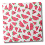 Azulejo Patrón de la sandía de verano<br><div class="desc">Este pequeño y cursi patrón veraniego tiene unas bonitas salitas de sandía, un fondo claro, pero si eliges un color, habrá pequeños puntos de polka blancos. Si quieres usar esta baldosa como una pequeña montaña o un trívet para una bebida o un plato.. o quieres ir grande con un lavabo...</div>