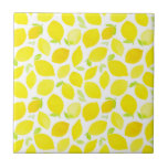 Azulejo Patrón de limón color agua amarillo brillante<br><div class="desc">Añada un acento cítrico a cualquier habitación con este azulejos de limón de verano. Presenta un patrón de cítricos de acuarela de limones. Estas baldosas de limón serán perfectas para cualquier habitación.</div>