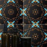 Azulejo Patrón de mezquita turquesa árabe Naranja negro<br><div class="desc">Esta baldosa cerámica presenta un patrón simétrico, complejo y llamativo. El color de fondo es negro, lo que contrasta con los motivos vibrantes que adornan la superficie. El diseño se compone de intrincados motivos florales en tonos naranjas y azules, con líneas doradas delicadas. Estos motivos están ordenados simétricamente, creando un...</div>