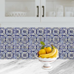 Azulejo Patrón de mosaico blanco azul geométrico vintage<br><div class="desc">Diseño de baldosas geométricas europeas tradicionales pintadas a mano. Patrón fundamental de perfección. Los tonos de color incluyen el azul y el blanco. El diseño decorativo perfecto,  un regalo ideal para cualquier ocasión.</div>