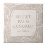 Azulejo Patrón de Palm Taupe de la Casa de Playa Tropical<br><div class="desc">Baldosas de hojas de palma color marrón, beige y marrón marrón moderno con el nombre y el estilo de una casa de playa personalizado. ideal para una casa de vacaciones o para decorar una habitación con una temática tropical. El patrón de la palmera es ligeramente abstracto y aleatorio, pero aún...</div>