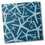 Azulejo Patrón de playa azul de la Marina Náutica Costera<br><div class="desc">Una playa de color azul marino, verde azulada y de diseño, con estrellas de mar. ¡Cambia el color de fondo si quieres! Si quieres usar esta baldosa como una pequeña montaña o un trívet para una bebida o un plato.. o quieres ir grande con un chaparrón de cocina, o baldosas...</div>