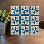Azulejo Patrón de pliegue de patín azul blanco de 4,25"<br><div class="desc">Este elegante azulejos de cerámica azul y blanca presenta un tejido repleto de patchwork vintage realizado por el artesano estadounidense Ira Blount. Añada encanto rústico a su cocina, cuarto de baño, mostrador, chispa u otro espacio de baldosas. También hace un gran trivet. Tradicional con formas geométricas que se sienten contemporáneas,...</div>
