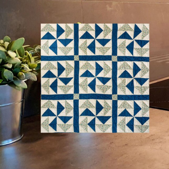 Azulejo Patrón de pliegue de patín azul blanco de 4,25" (This blue + white vintage quilt pattern tile will add rustic elegance to your farmhouse!)
