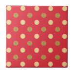 Azulejo Patrón de puntos de polka de oro en rojo<br><div class="desc">Los puntos de polka en tonos dorados tienen un fondo rojo.</div>