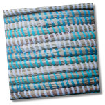 Azulejo Patrón de rayas azules en la playa<br><div class="desc">Hermosa impresión verde azulada y tostada hecha de cuerda tejida de cestas. Perfecto para los amantes de la playa costera, de la temática náutica o de los veranos. Si quieres usar esta baldosa como una pequeña montaña o un trívet para una bebida o un plato.. o quieres ir grande con...</div>
