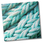 Azulejo Patrón de rayas azules náuticas costeras<br><div class="desc">¡Hermosa impresión verde azulada hecha de cuerda de barco angustiada (o acallada)! Perfecto para los amantes de la playa, de la temática náutica o de los veranos. Ya sea que quieras usar esta baldosa como una pequeña montaña o un trívet para tomar una copa o un plato... o que quieras...</div>