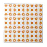 Azulejo Patrón de Starburst Naranja Pequeño Moderno de Med<br><div class="desc">Diseño de inspiración moderna de mediados del siglo XX, con un patrón vintage de pequeños estallidos retro en tonos naranja y amarillo sobre un fondo blanco. Diseño sencillo, limpio y moderno. Un diseño de una colección de coordinación. Crea tu propio patrón de personalizado cargando una nueva imagen, o usa el...</div>