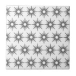Azulejo Patrón de Starburst Plateado Moderno de Mediados d<br><div class="desc">Diseño de inspiración moderna de mediados del siglo XX con estampados antiguos de plata retro sobre fondo blanco. Diseño sencillo y moderno. Crea tu propio patrón de personalizado cargando una nueva imagen, o usa el botón "mensaje" para contactar con el diseñador para obtener ayuda. Para crear su propio diseño con...</div>