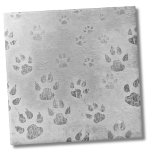 Azulejo Patrón de traza gris<br><div class="desc">El cautivador patrón de impresión de pata en este diseño tiene una estética áspera única con un colorido general de contrastes blancos y grises claros. Esta impresionante interacción de huellas de pata mixta añade un toque de encanto rústico a la estética general. Tanto si eres amante de las mascotas como...</div>