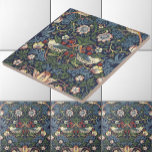 Azulejo Patrón del ladrón de fresas William Morris Vintage<br><div class="desc">Se trata de una impresión digitalmente realzada derivada de un bloque antiguo de 1883 impreso El patrón del ladrón de fresa diseñado por William Morris. William Morris era un poeta, novelista, diseñador textil de la era victoriana y una importante figura del Movimiento Británico de Artes y Artesanías. Sus diseños tenían...</div>