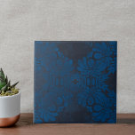 Azulejo Patrón floral azul oscuro de vintage<br><div class="desc">Esta hermosa cerámica presenta un impresionante patrón floral azul sobre un fondo azul oscuro. El diseño simétrico se compone de grandes flores y hojas delineadas en un tono azul más claro, creando un contraste llamativo contra el fondo azul oscuro texturado. Ya sea que se utilice como pieza decorativa independiente o...</div>