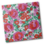 Azulejo Patrón floral Rosa botánico rosa<br><div class="desc">Añade un monograma o tu nombre para hacerlo más personalizado! Esta vibrante impresión floral captura la esencia de la arte moderna, con un dibujo dinámico de rosas rosas rosas y rojas con acentos verdes sutiles pero llamativos. La paleta de colores combina armoniosamente los tonos rosas y rojos con los frescos...</div>