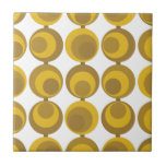 Azulejo Patrón Geo Retro Mustard Gold Moderno De Mediados<br><div class="desc">Diseño de inspiración moderna de mediados del siglo XX con un patrón impecable de círculos retro de mostaza dorada sobre un fondo blanco. Diseño sencillo y moderno. Crea tu propio patrón de personalizado cargando una nueva imagen, o usa el botón "contacta con este diseñador" para obtener ayuda. Para crear su...</div>